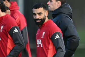 Mohamed Salah på vej til træning.