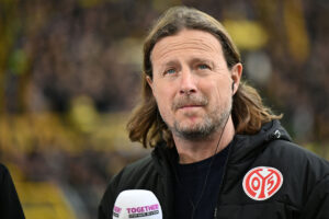 Bo Henriksen med en mikrofon i hånden.