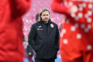 Bo Henriksen med hænderne i sin store Mainz-jakke.