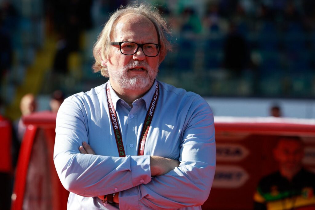 Tom Saintfiet med armene krydset