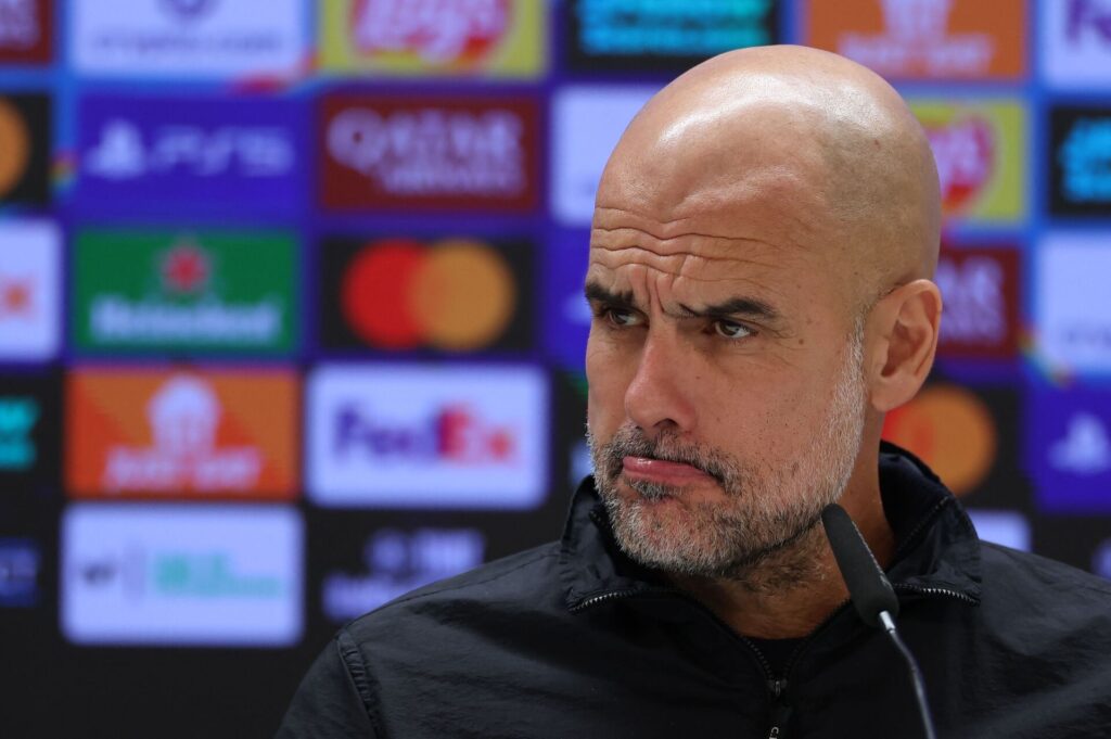 Pep Guardiola laver en grimasse.