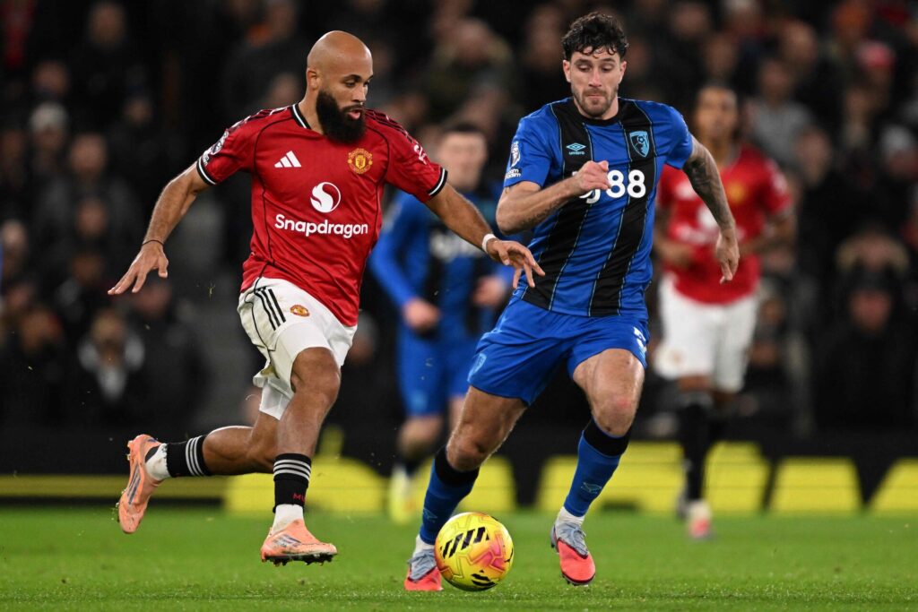 Marcos Senesi i duel med Bryan Mbeumo.