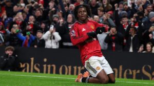 Patrick Dorgu glidende på sine knæ jubler over sin første scoring for Manchester United, der faldt i Premier League-kamp mod Newcastle.