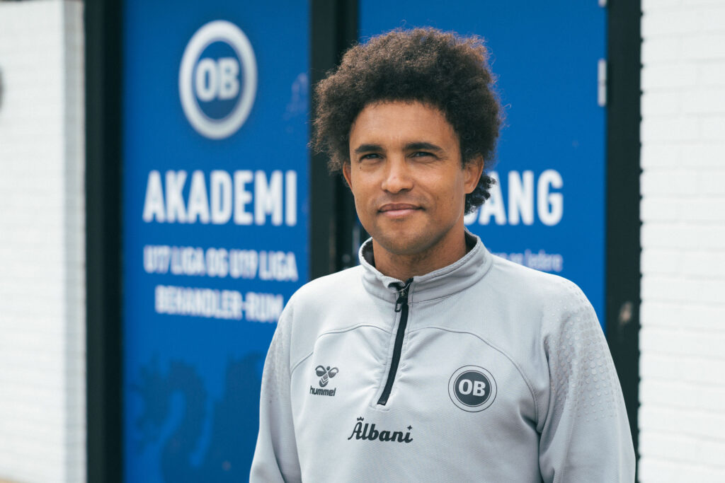 Ivan Poulsen foran en dør i OB