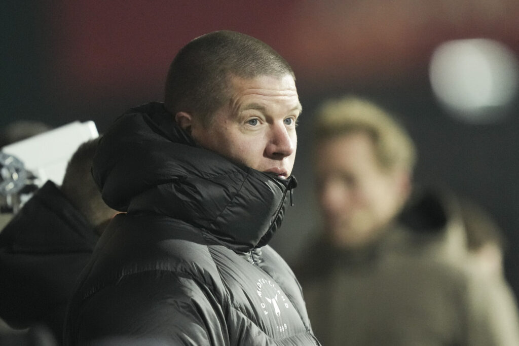 Mike Tullberg står på sidelinjen.