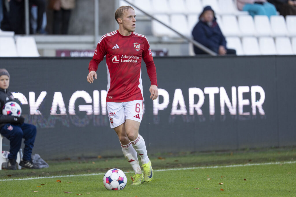 Mike Vestergård har bolden på siden af banen.