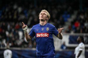 Mika Biereth jubler over en scoring