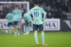 Mohamed Elyounoussi med hænderne i siden.