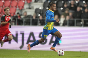 Noah Nartey løber med bolden ved fødderne