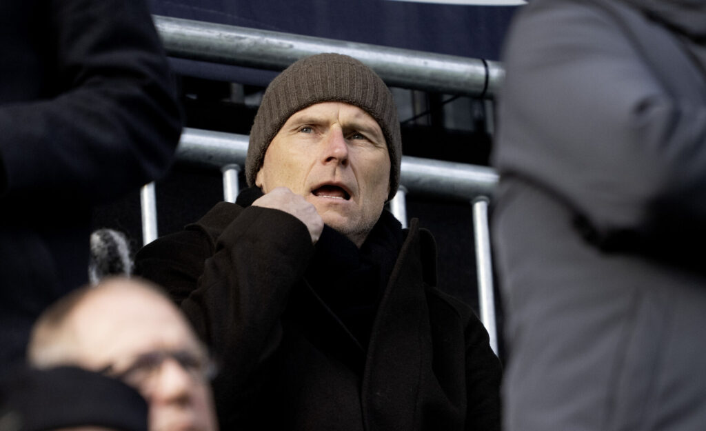 Ståle Solbakken med hue på stadion