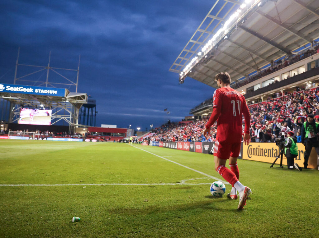 Philip Zinckernagel tager et hjørnespark for Chicago Fire.