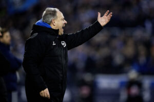 Zorniger har armen foran sig, mens han råber.