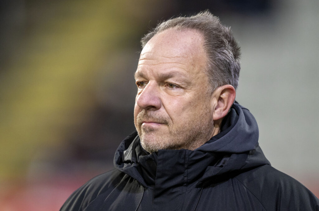 Zorniger stirrer til venstre