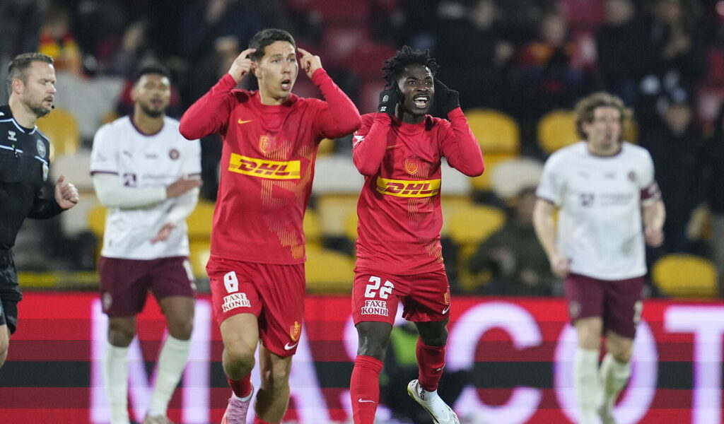 Nicklas Røjkjær og Prince Amoako i Oddset Pokalen kvartfinalen mellem FC Nordsjælland og FC Midtjylland i Farum søndag den 14. december 2025.