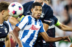 Ganaus stirrer på bolden omringet af AGF'ere