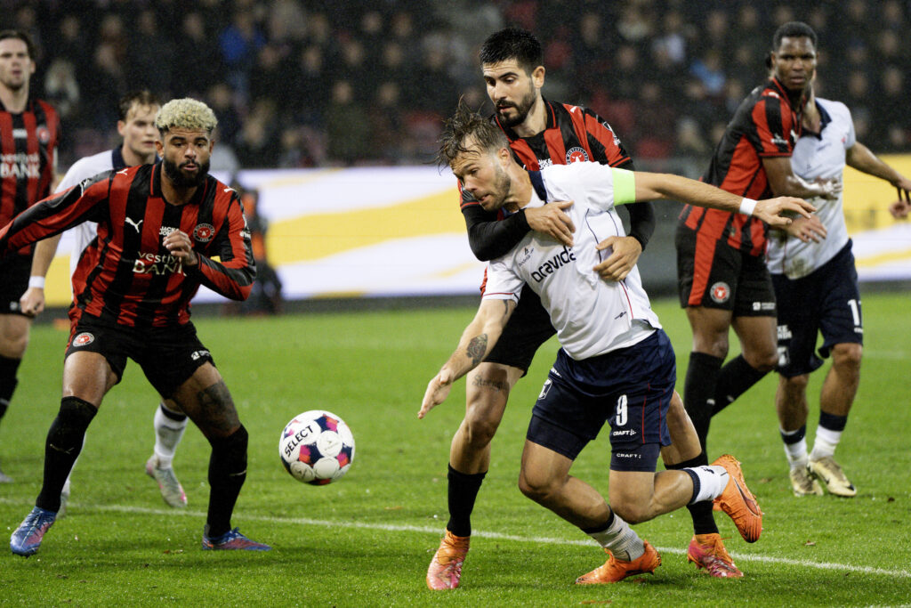 patrick-mortensen-martin-erlic-philip-billing-fcm-agf-fc-midtjylland-superligaen