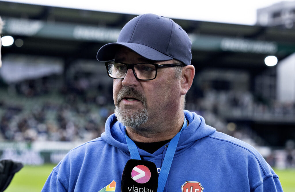 Peter Lassen med en mikrofon i hånden