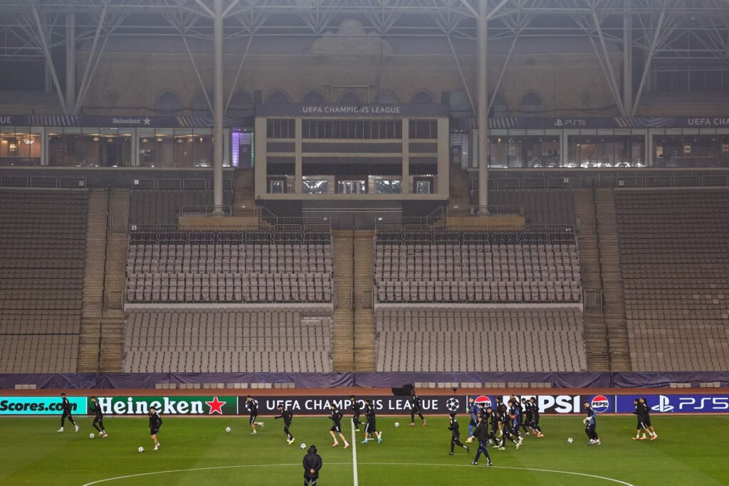 Qarabags spillere varmer op.