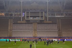 Qarabags spillere varmer op.