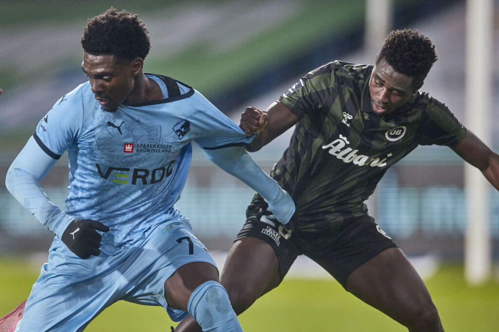 Mohamed Touré i duel med OB-spilleren James Gomez.