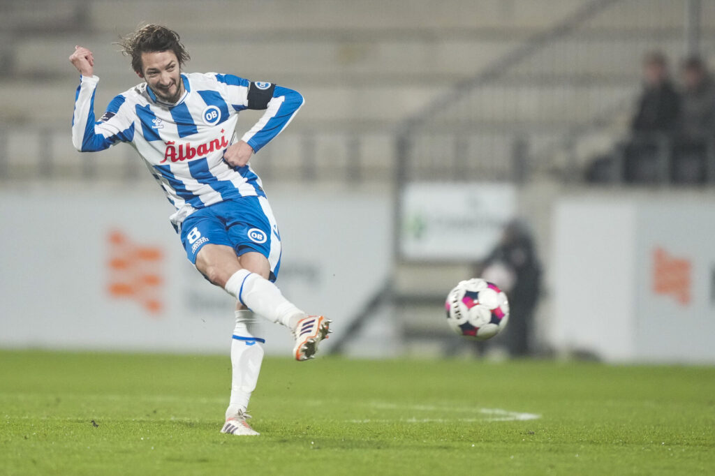 Rasmus Falk sparker til bolden