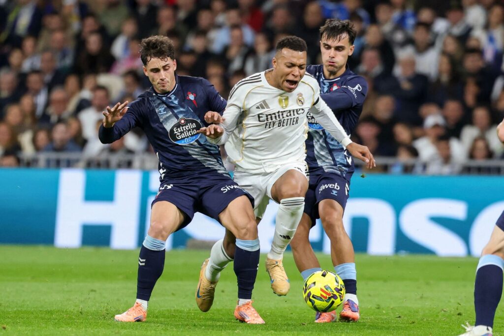 Real Madrids Kylian Mbappe bliver tacklet i en kamp mod Celta Vigo