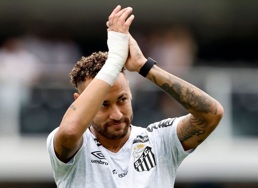 Neymar klapper under en kamp for Santos