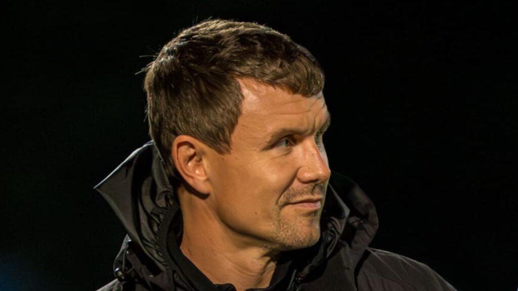 Bjelland kigger til venstre