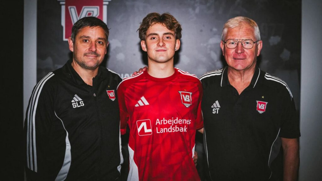 Benjamin Stelman iført en Vejle-trøje