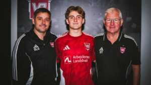 Benjamin Stelman iført en Vejle-trøje