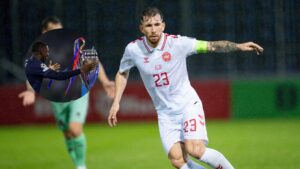 Højbjerg afleverer bolden + Dembélé har armene frem mod pokal.