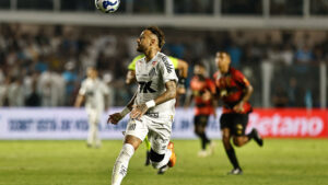 Neymar løber og kigger på den svævende bold i kamp for Santos.