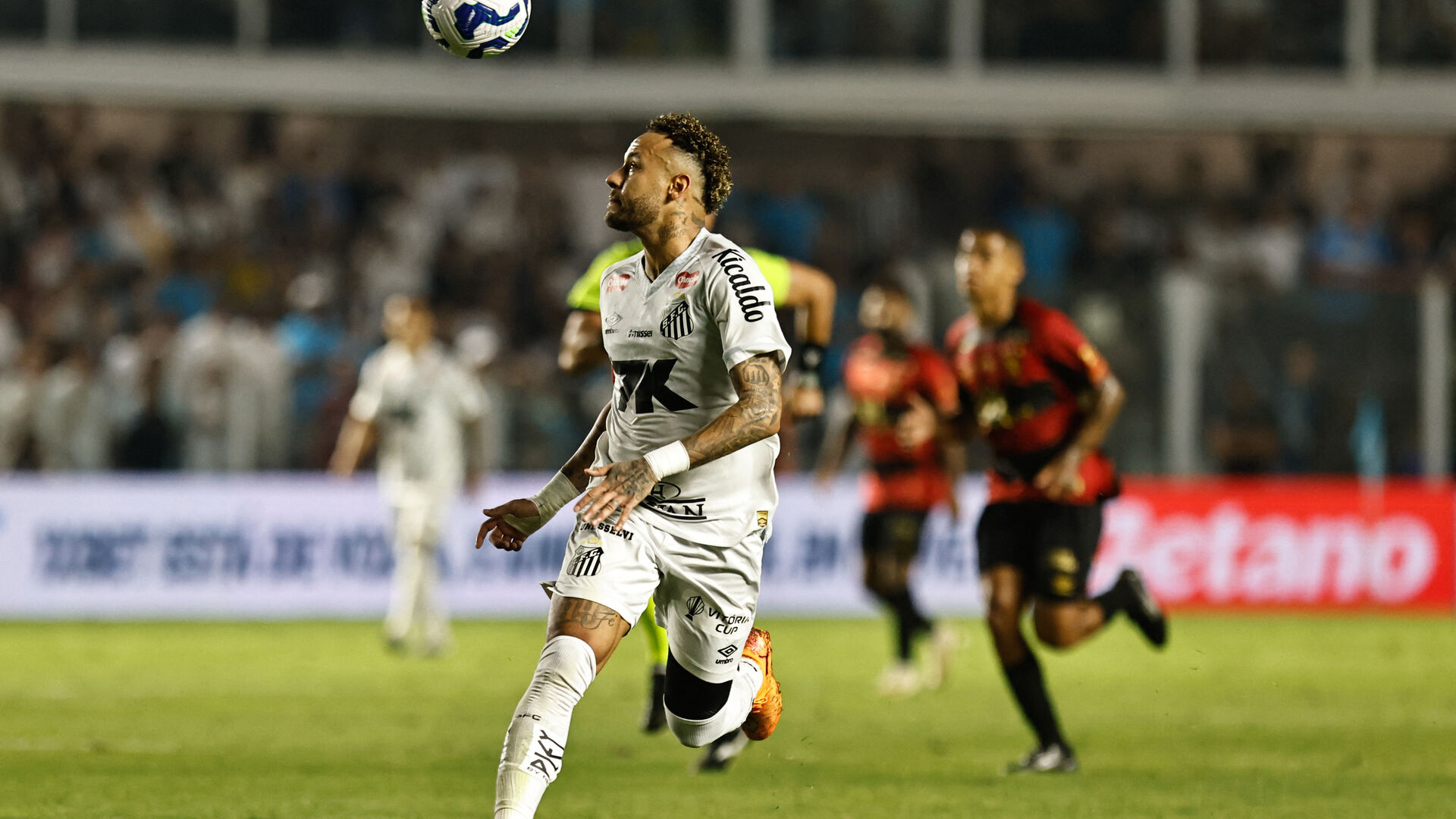 1-2-3 Neymar redder egenhændigt Santos foto