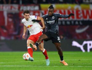 Michy Batshuayi i duel om bolden.