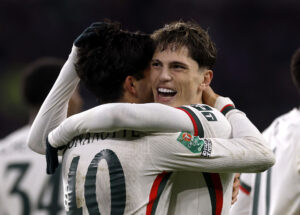 Garnacho giver krammer.