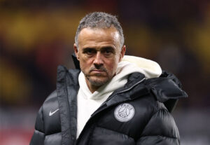 Luis Enrique med sin PSG-dynejakke.