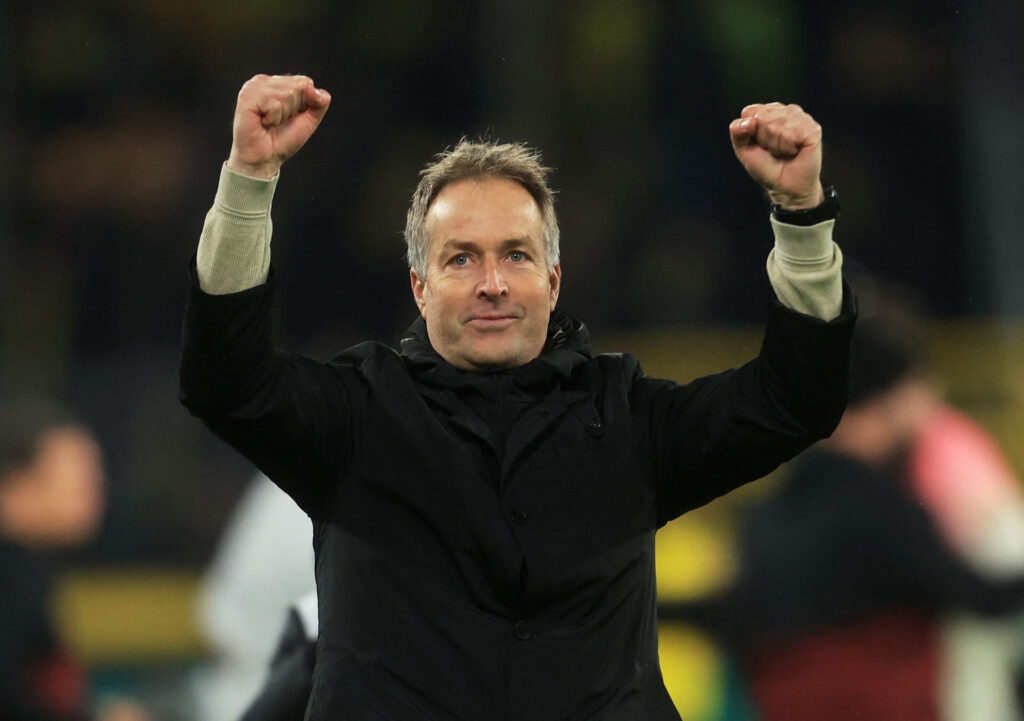 Kasper Hjulmand løfter armene efter en Bayer Leverkusen-kamp