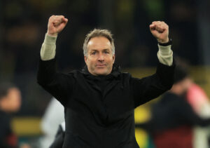 Kasper Hjulmand løfter armene efter en Bayer Leverkusen-kamp