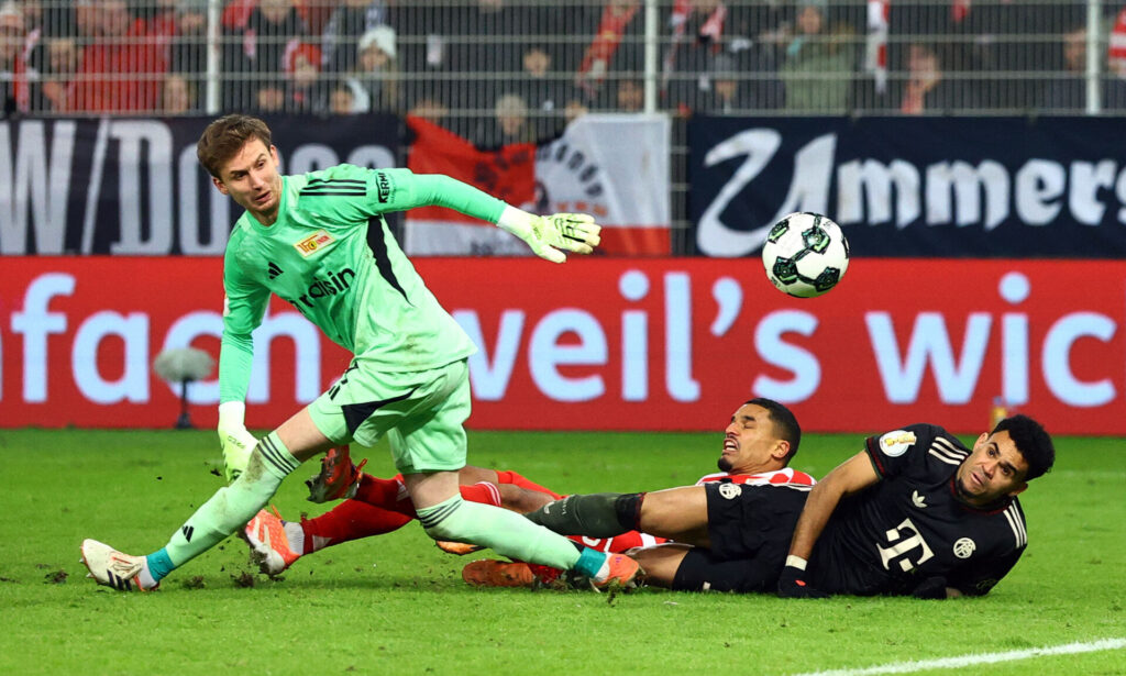 Frederik Rønnow kigger på bolden, der passerer ham.