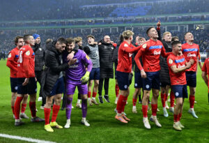 Holstein Kiels spillere jubler.