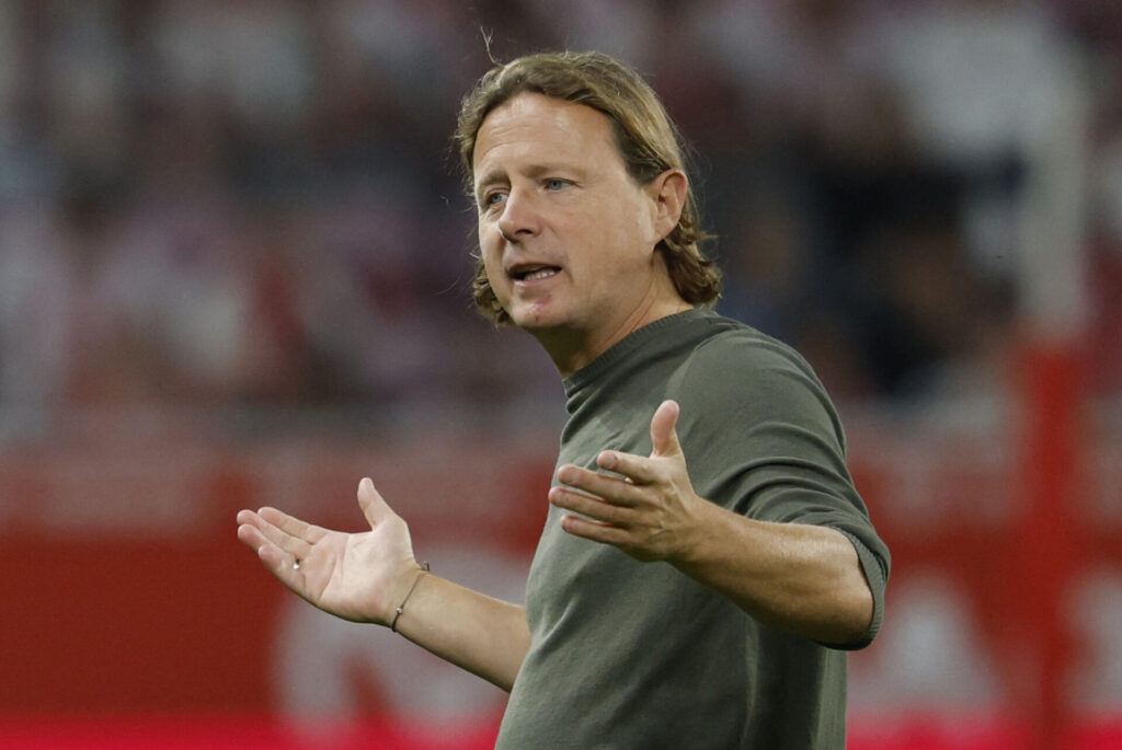 Bo Henriksen slår armene ud