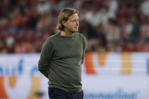 Bo Henriksen med armene bag ryggen.