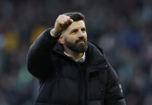 Miron Muslic har en knyttet næve i vejret.