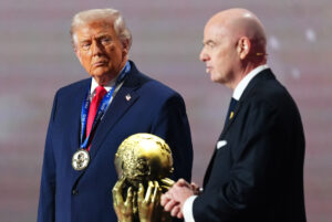 Donald Trump modtager sin fredspris af FIFA