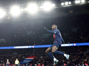 Dembele jubler med hop.