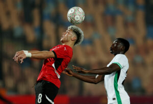 Ashour og Akinsanmiro i hovedstødsduel.