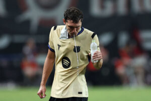 Andreas Christensen spytter vand ud.