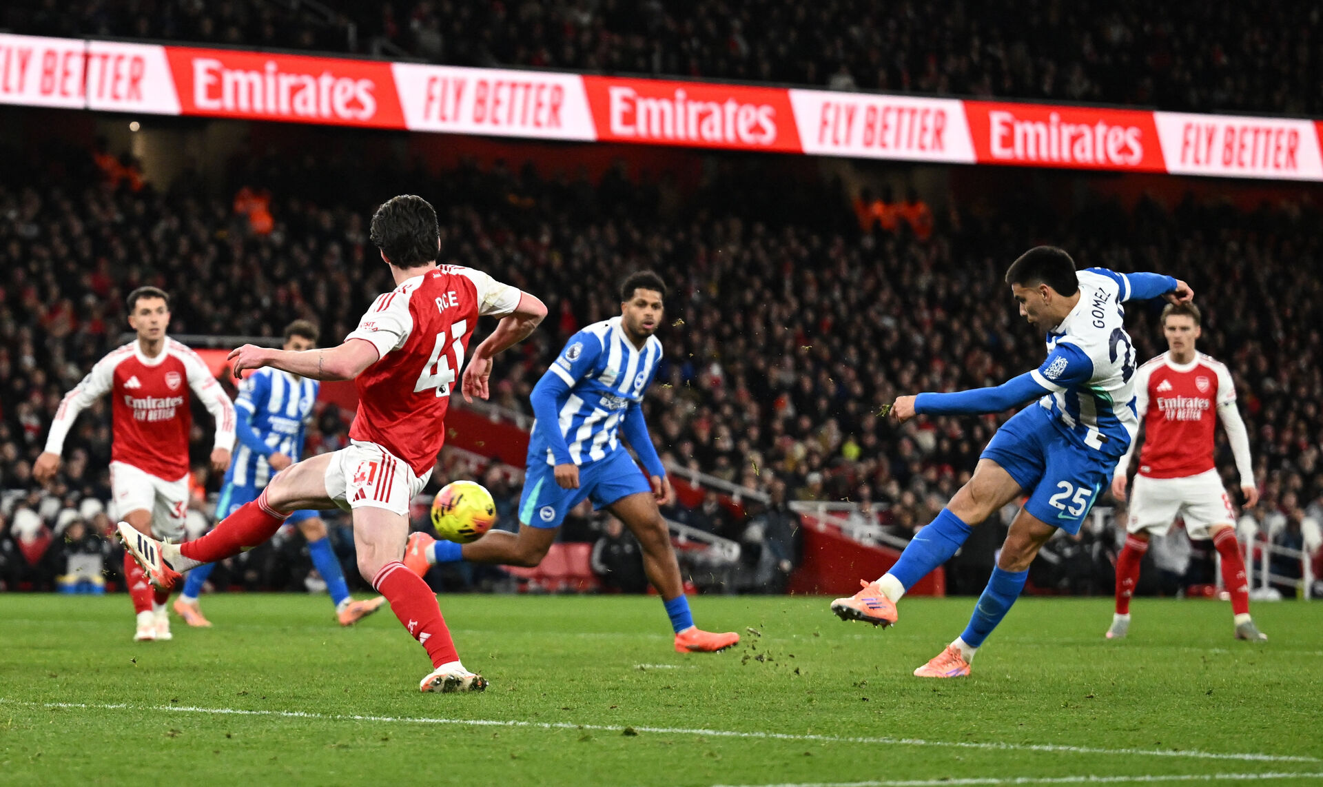 Første PL-scoring i 216 dage sender Arsenal på førstepladsen foto