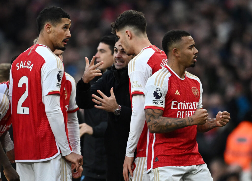 Jesus knytter næverne.