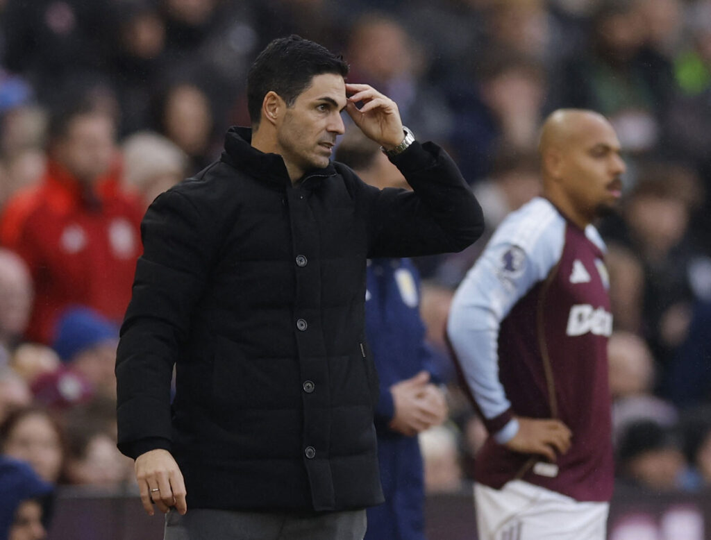 Mikel Arteta tager sig til hovedet.